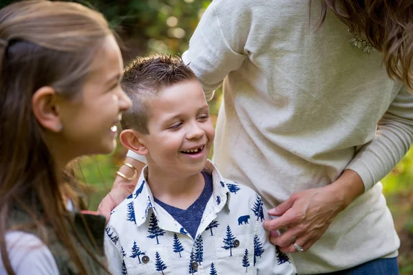 Candid Park kul med barn — Stockfoto