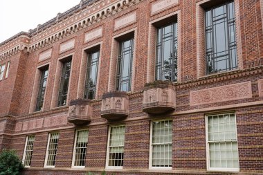 Oregon Üniversitesi kütüphanesinde Knight