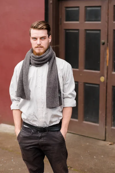 Hipster retrato de moda masculina al aire libre —  Fotos de Stock