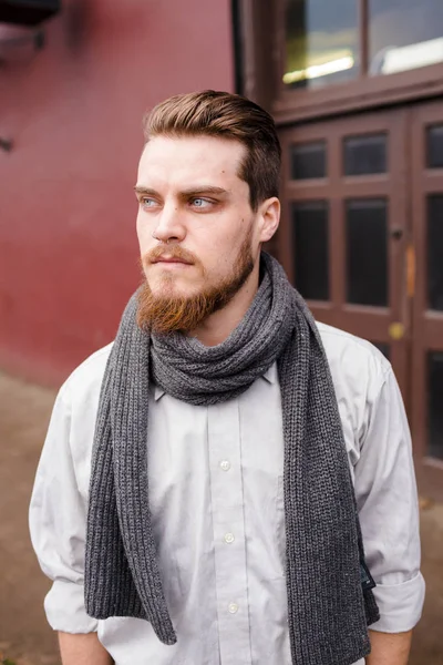 Hipster moda mężczyzna portret na zewnątrz — Zdjęcie stockowe