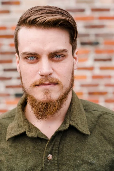 Hipster retrato de moda masculina al aire libre —  Fotos de Stock