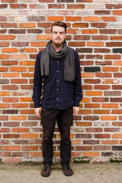 Hipster moda mężczyzna portret na zewnątrz — Zdjęcie stockowe