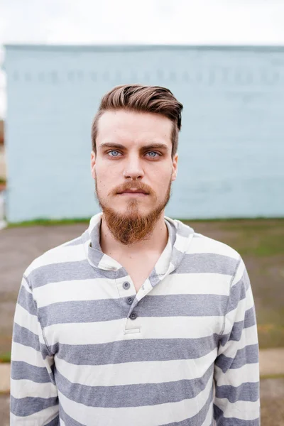 Hipster retrato de moda masculina al aire libre —  Fotos de Stock