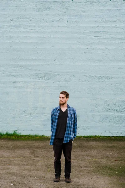 Hipster retrato de moda masculina al aire libre —  Fotos de Stock