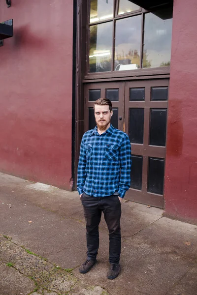 Hipster moda mężczyzna portret na zewnątrz — Zdjęcie stockowe