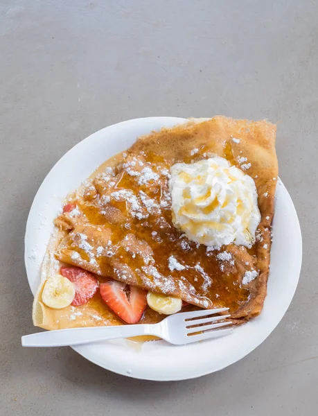 Crepes con frutta e panna montata a Oahu Hawaii — Foto Stock