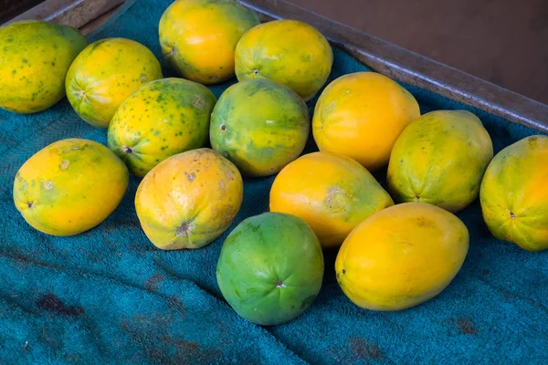 在夏威夷的农夫的市场售价为木瓜 — 图库照片