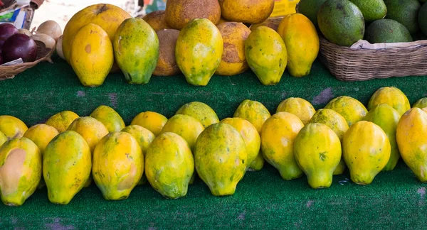 在夏威夷的农夫的市场售价为木瓜 — 图库照片