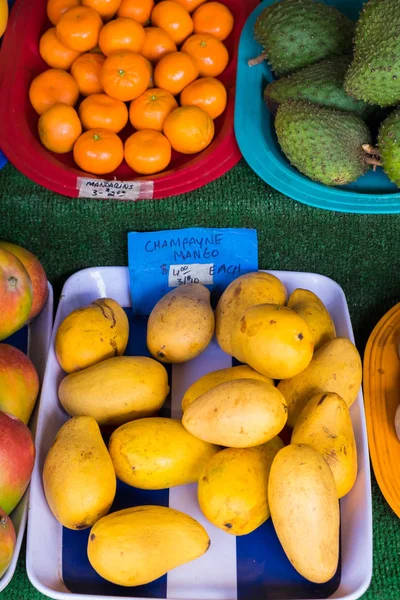アボカドとハワイのファーマーズマーケットでマンゴー — ストック写真