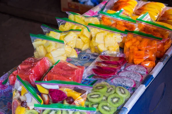 Gemengde tropisch Fruit in zakken op de boerenmarkt in Hawaï — Stockfoto