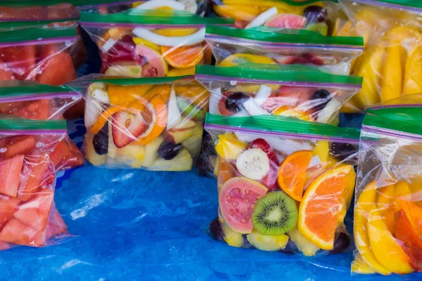 Frutas tropicais mistas em sacos no mercado de agricultores no Havaí — Fotografia de Stock