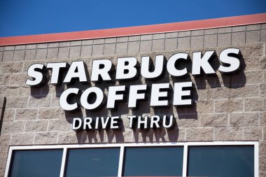 Starbucks kahve mağazası aracılığıyla sürücü