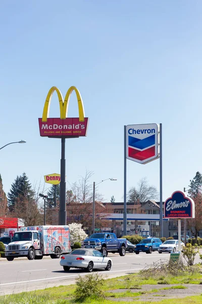 McDonalds och Chevron tecken — Stockfoto