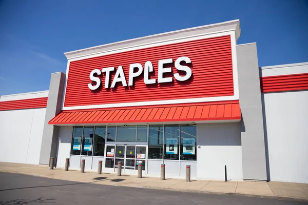 Staples Retail Storefront — Stock Photo, Image