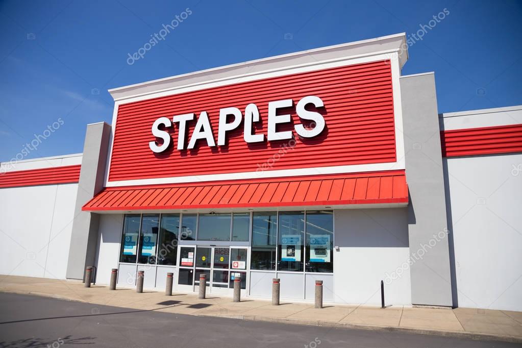 SPRINGFIELD, OR - MARCH 31, 2017: Staples retail storefront in Springfield Oregon next to the Gateway Mall.