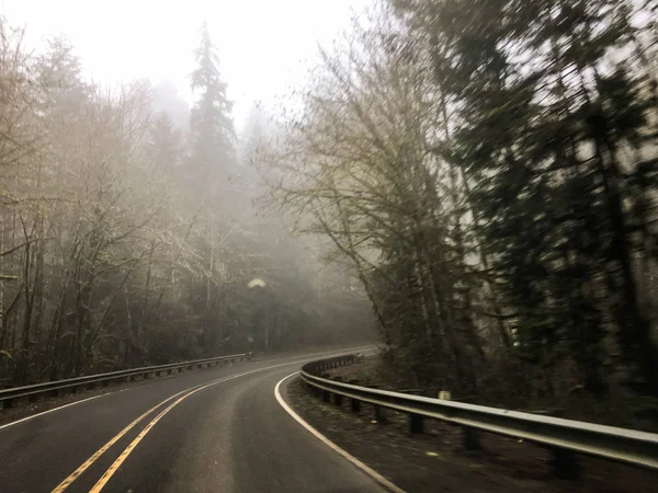 Skrętu w prawo na autostradzie kraju w stanie Oregon — Zdjęcie stockowe
