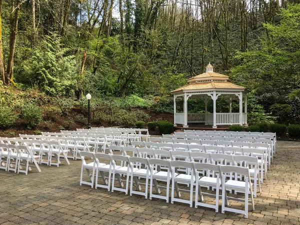 Bröllop ceremoni område i skogen med Pergola — Stockfoto
