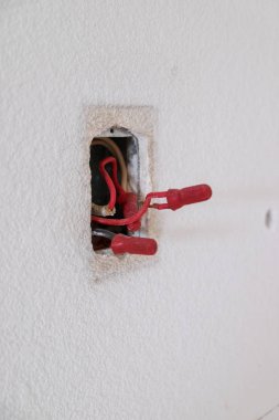 Maruz telleri ile elektrik bağlantı kutusu