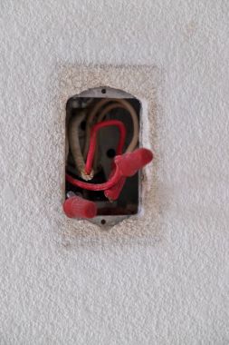 Maruz telleri ile elektrik bağlantı kutusu