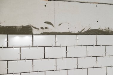 Beyaz metro fayans küvet Surround