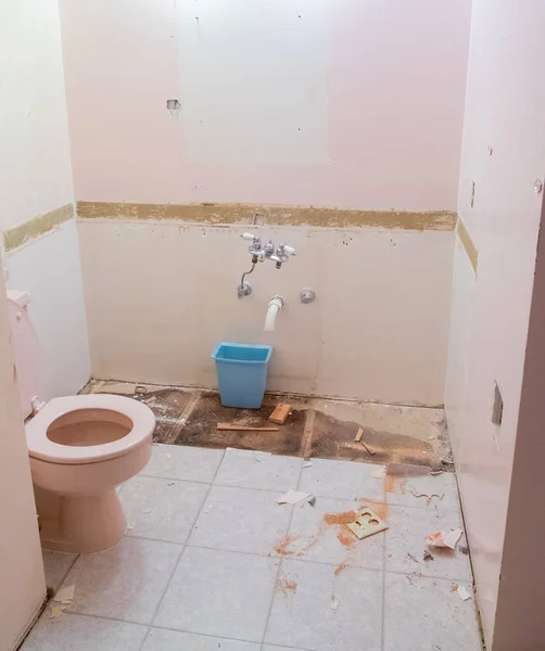 Cuarto de baño con toilette rosa — Foto de Stock