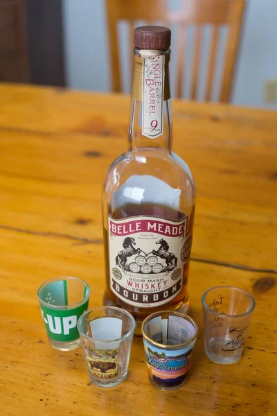 Belle Meade Whiskey Bourbon y vasos de chupito — Foto de Stock