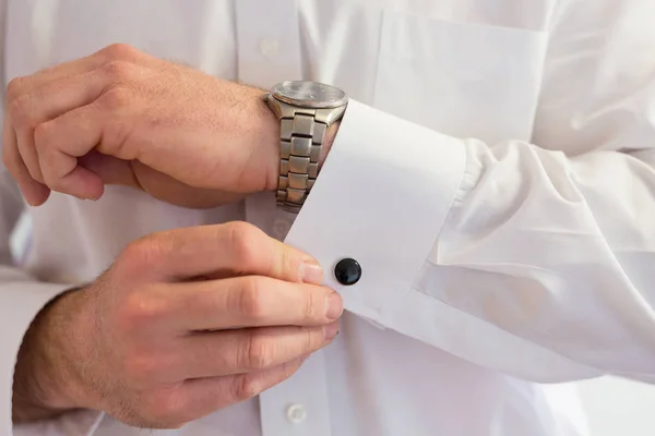 Groom Wearing Cuff Links — Stock Photo, Image