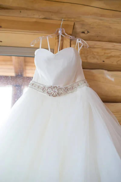 ロッジにぶら下がっている花嫁のウェディング ドレス — ストック写真