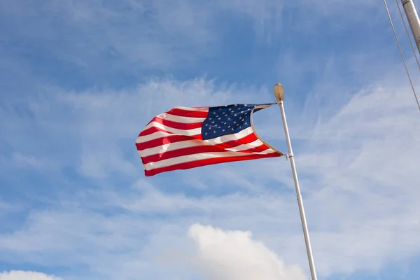 Bandeira americana soprando em brisa — Fotografia de Stock