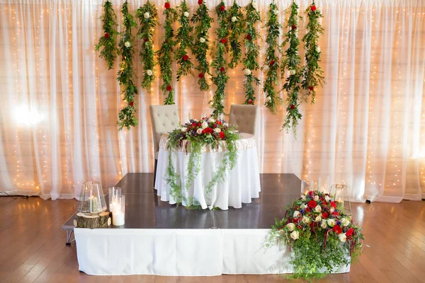 Szívem asztalra menyasszony és a vőlegény — Stock Fotó
