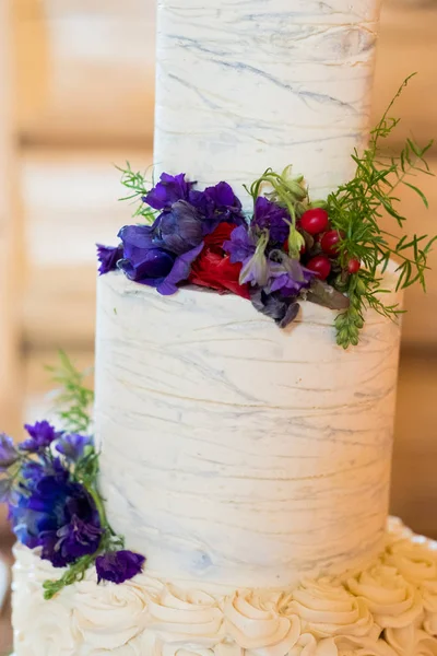 Bolo de casamento branco com flores — Fotografia de Stock