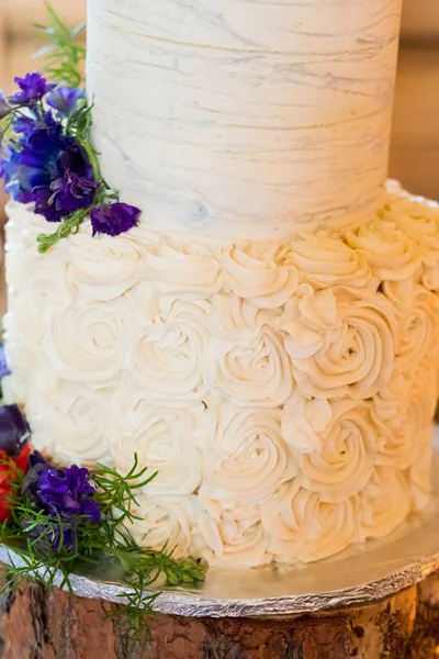 花の白いウェディングケーキ — ストック写真