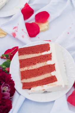 Resepsiyonda Dilimlenmiş Düğün Pastası