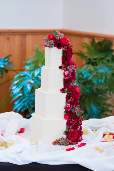 Toren bruidstaart met rode bloemen — Stockfoto