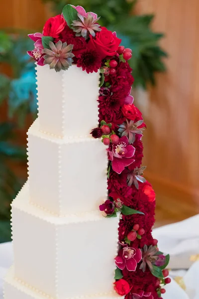 Torta de boda de torre con flores rojas — Foto de Stock
