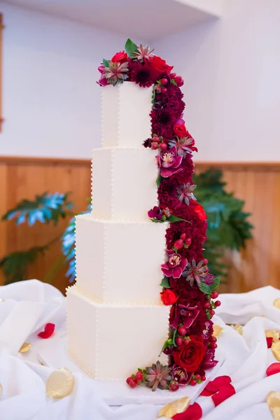 Bolo de casamento da torre com flores vermelhas — Fotografia de Stock