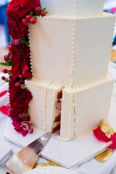 Tower bröllopstårta med röda blommor — Stockfoto