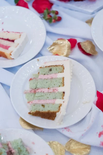 Sliced Wedding Cake At Reception — Stock Photo, Image