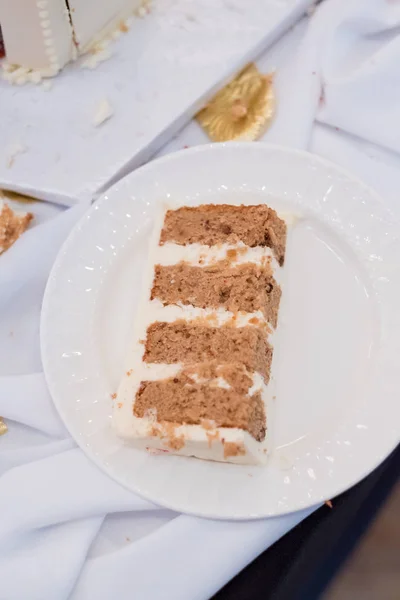 Sliced Wedding Cake At Reception — Stock Photo, Image