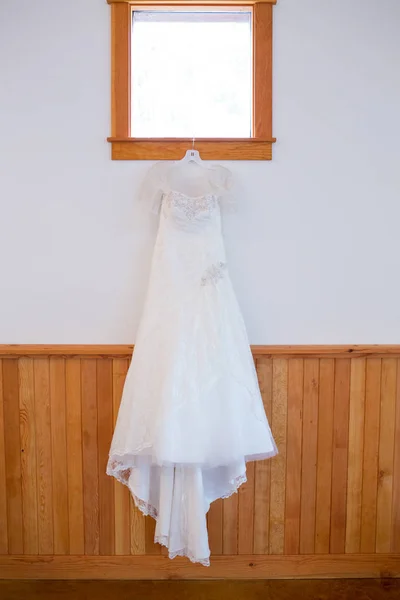 Белое традиционное свадебное платье — стоковое фото
