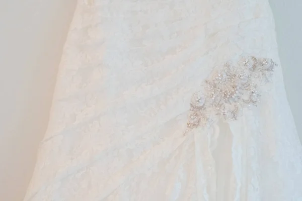 सफेद कस्टम वेडिंग ड्रेस — स्टॉक फ़ोटो, इमेज