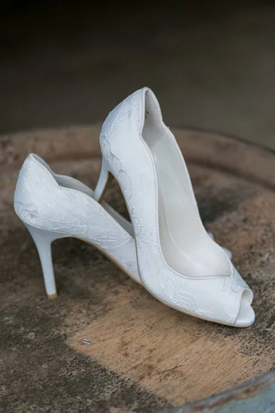 Weiße Hochzeitsschuhe — Stockfoto