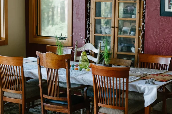 Tafel klaar voor Pasen avondmaal — Stockfoto