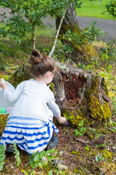 Easter Egg Hunt Outdoors in Oregon — Stock Photo, Image