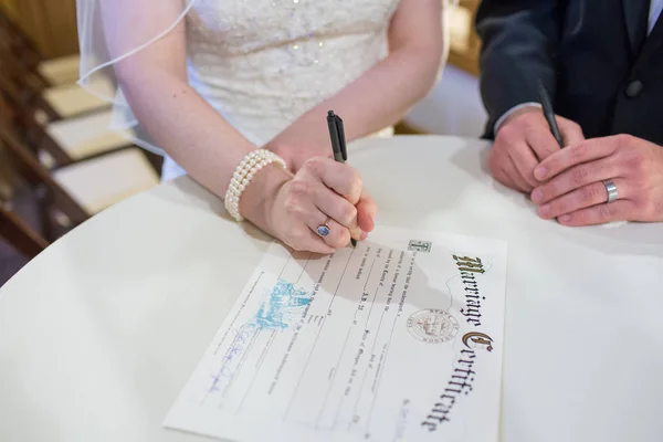 Bride and Groom Sign Wedding License — Stock Photo, Image