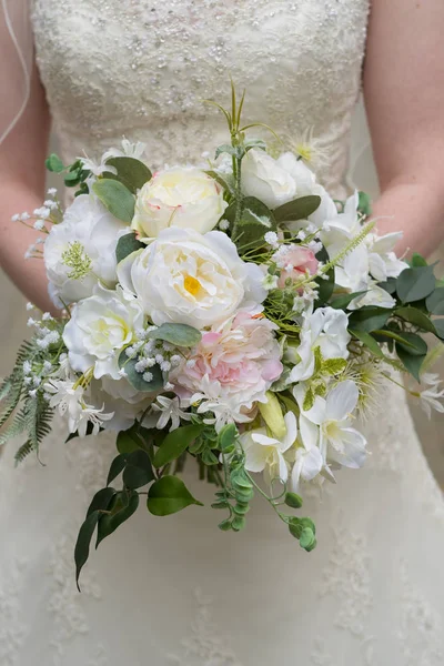 Sahte çiçek düğün buketi — Stok fotoğraf