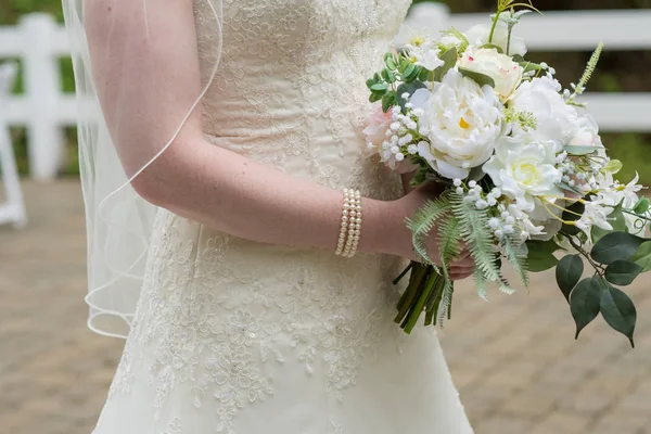 Bouquet da sposa di fiori falsi — Foto Stock