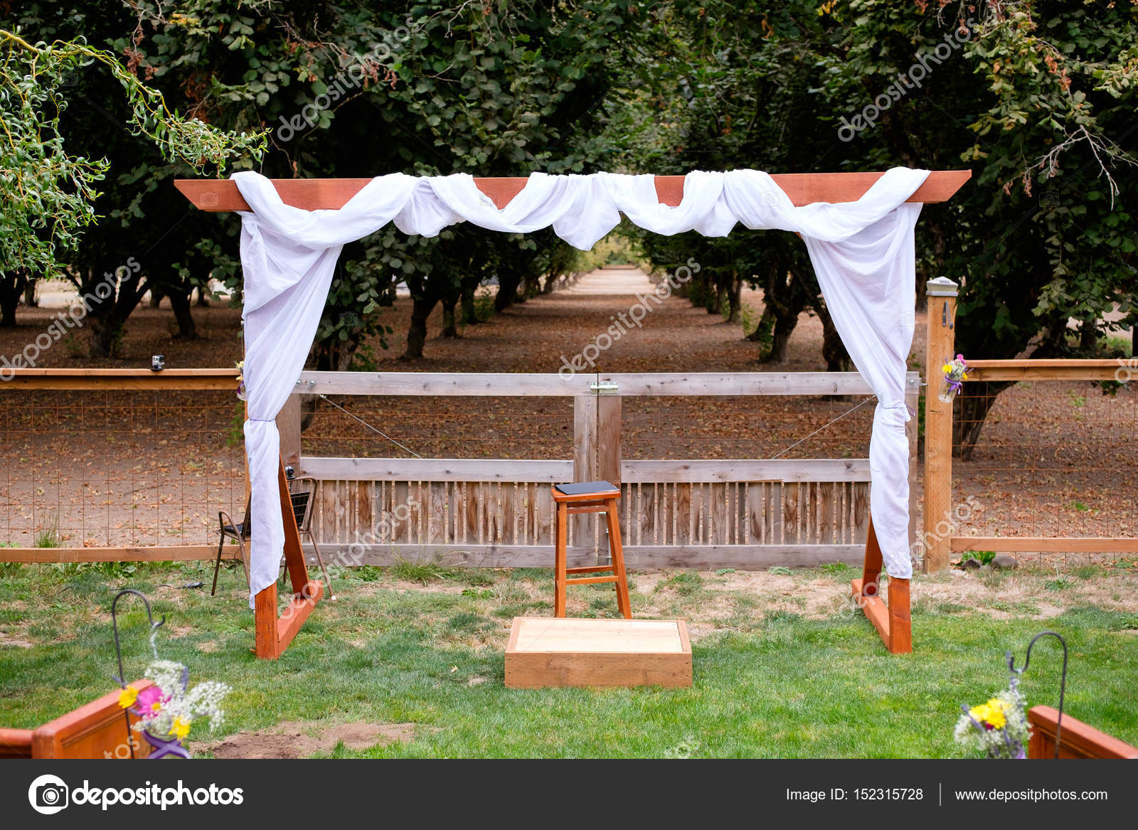 Pérgola de bodas en Oregon — Fotos de Stock © joshuarainey #152315728