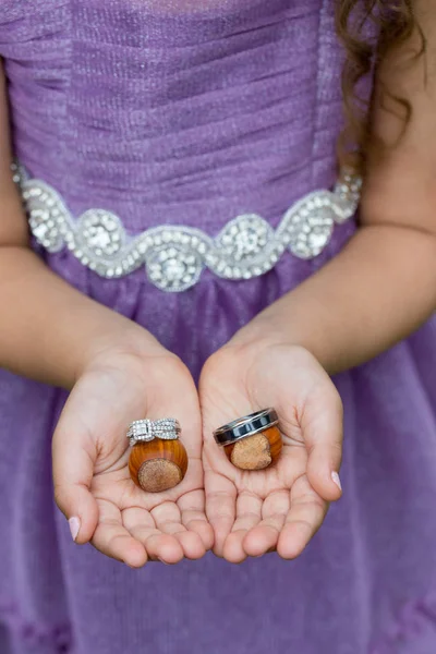 Porte-bague avec anneaux de mariage — Photo