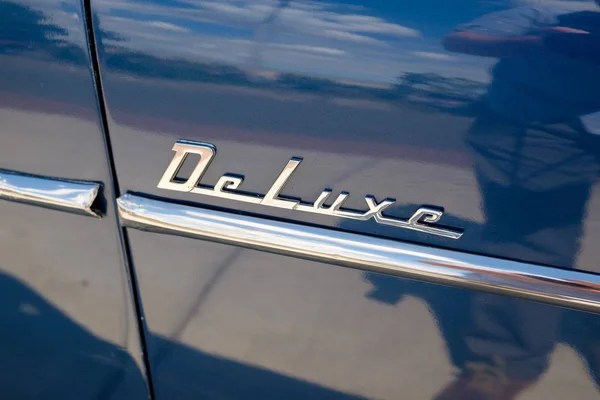 Chevy Deluxe auto op bruiloft — Stockfoto